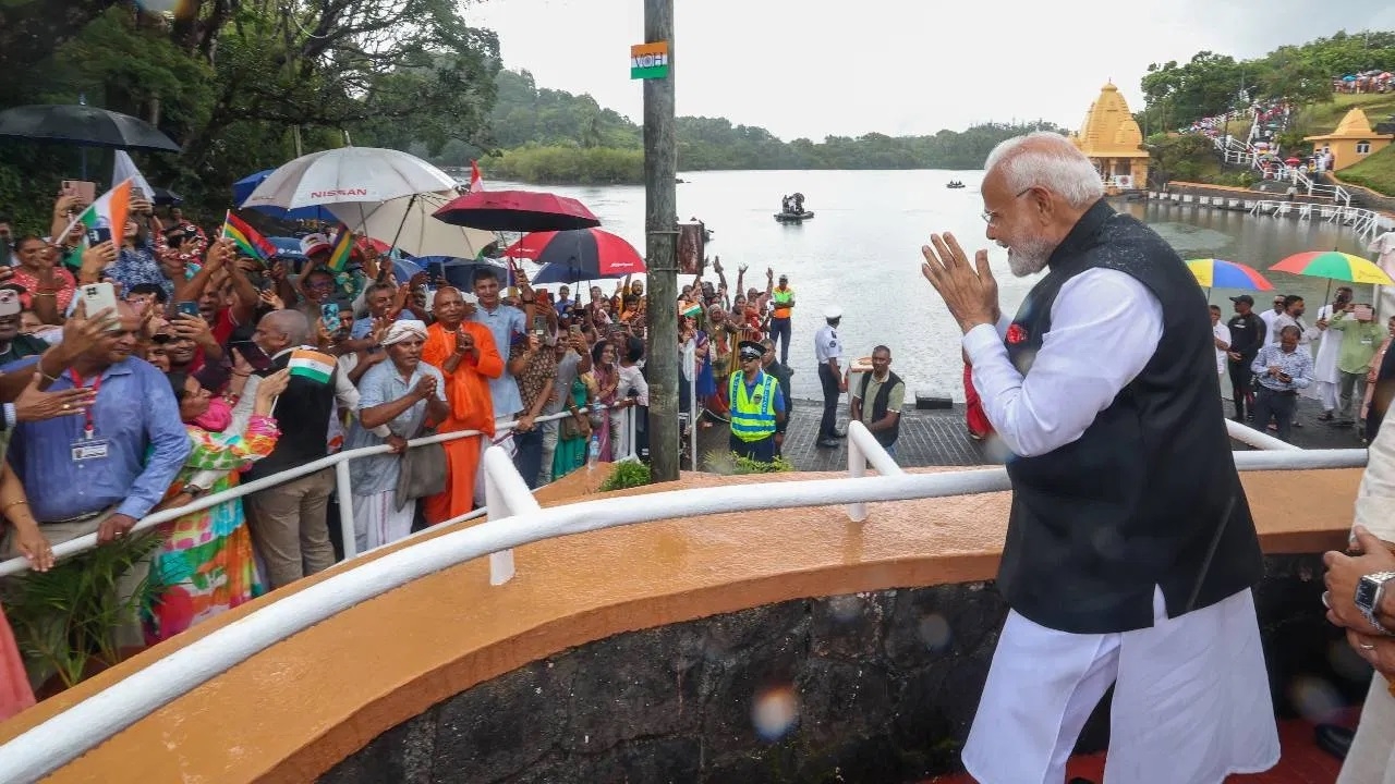 Mauritians gather in large numbers 