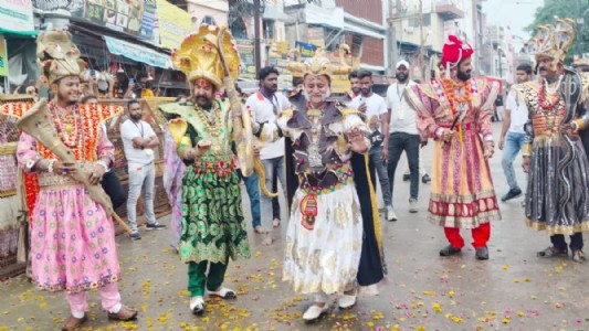 Four Ujjain Friends Don Royal Attires To Make People Smile